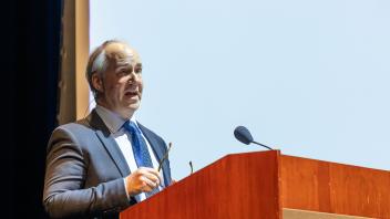 Daniel Geschwind at the podium