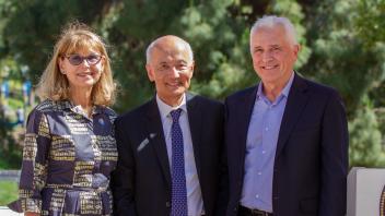 Vice Chancellor Roger Wakimoto with Public Research Awards 2022 Awardee